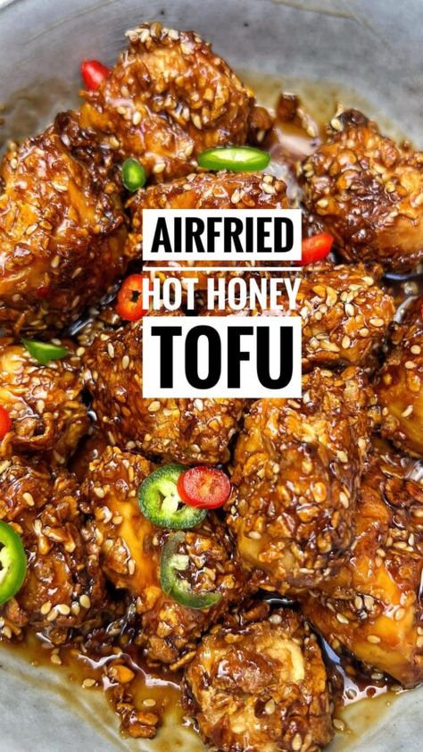 15 Minute Airfried Hot Honey Tofu from @whenmeateatsveg - ResepMamiku.com Spicy Honey Garlic Tofu, Air Fried Tofu Recipes, Hot Honey Tofu, Fall Tofu Recipes, Honey Sriracha Tofu, Honey Tofu, Airfryer Tofu, Tofu Dinner Recipes, Tofu Chili