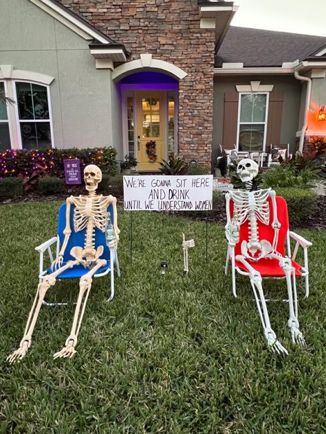 Halloween Yard Decorations Skeletons, Skeleton Yard Scenes, Front Yard Decor Ideas, Skeleton Displays, Skeleton Decorations Outdoor, Skeleton Halloween Decorations, Yard Decor Ideas, Skeleton Poses, Skeleton Ideas