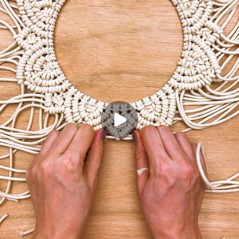 Circle Mirror Diy, Double Half Hitch Knot, Mirror Macrame, Macrame Circle, Hitch Knot, Completing The Square, Half Hitch Knot, Macrame Mandala, Macrame Mirror