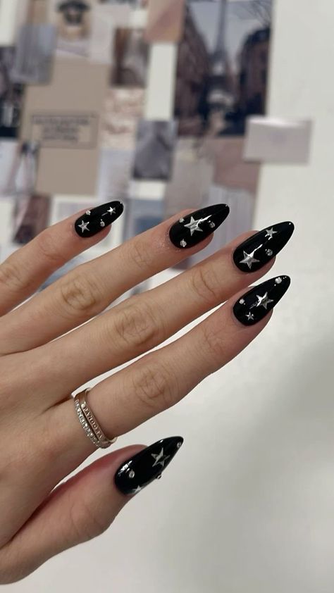 Punk Rock Acrylic Nails, Punk Rock Nails Designs, Goth Almond Nails, Rockstar Girlfriend Nails, Black Bling Acrylic Nails, Silver Star Nails, Punk Rock Nails, Nail Design Gold, Black Silver Nails