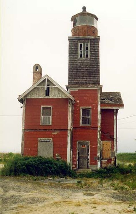 Delaware History, Abandoned Lighthouse, Lighthouse Inspiration, Lighthouse Pictures, Beautiful Lighthouse, Beacon Of Light, Abandoned Mansions, Light Houses, Haunted Places