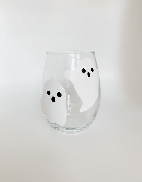 Halloween Wine Glasses Diy, Hand Painted Wine Glasses Diy, Painted Ghost, Halloween Wine Glasses, Diy Wine Glasses Painted, Glass Crafts Diy, Wine And Paint Night, Wine Glass Designs, Autumn Wine