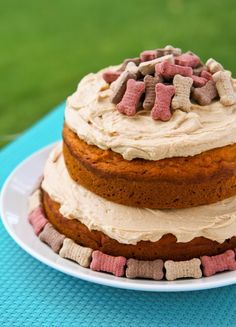 Sometimes the dogs deserve a treat as well! Love this easy dog safe cake recipe. Birthday Dogcake, Spoiled Dog Cake, Birthday Cake For Dogs, Dog Safe Cake Recipe, Cake For Dogs, Dogs Cake, Dog Birthday Cake Recipe, Dog Cake Recipes, Cake Dog