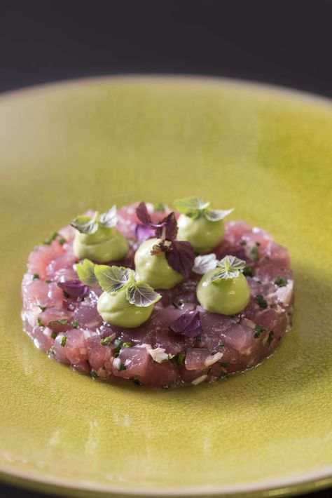 Tuna Tartare Plating, Salmon Tartare Plating, Fish Starter, Tuna Tartare Recipe, Tuna Tartar, Salmon Tartare, Tuna Tartare, Gourmet Food Plating, Sushi Menu