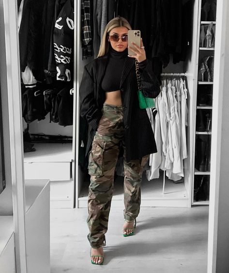 Camo Pants Outfit, Pants Outfit Fall, Cargo Pants Outfit, Army Fashion, Camo Pants, Fashion Hacks Clothes, Cute Fall Outfits, Fall Street Style, Dope Outfits