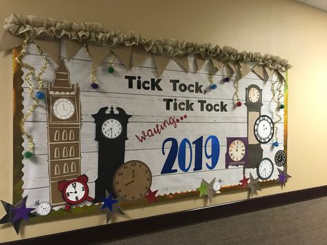 Classroom New Year Decorations, New Year Board Decorations For School, New Year Board, Christmas Bulletin Board Decorations, Notice Board Decoration, Year Board, Classroom Decor Ideas, Side Ideas, Christmas Bulletin Board