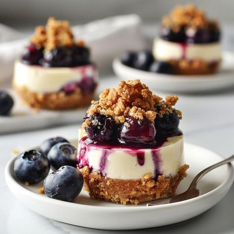 Budget Meals Mini Berry Cheesecakes, Mini Blueberry Cheesecakes, Crossiant Recipes, Mini Blueberry Pies, Cheesecake Blueberry, Cinnamon Bread Easy, Portable Dessert, Hacks For Home, Mini Cheesecake Recipes