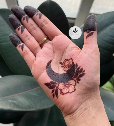 Moon Mehendi Designs Front Hand, Mehindi Desgin Simple Front Hand Easy, Small Mehndi Designs, Small Mehndi, Mehndi Designs For Front Hand, Short Mehndi, Short Mehndi Design, Simple Mehendi Designs, Mehndi Designs Fingers