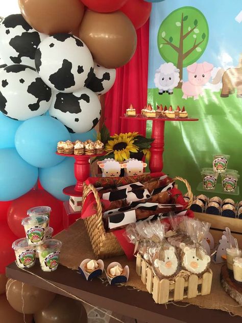 Santiago's farm | CatchMyParty.com Barnyard Birthday Party Boys, Farmhouse Birthday Party, Farmhouse Birthday, Farm Birthday Party Ideas, Cowboy First Birthday, Farm Birthday Cakes, Farm Animals Birthday, Barnyard Birthday Party