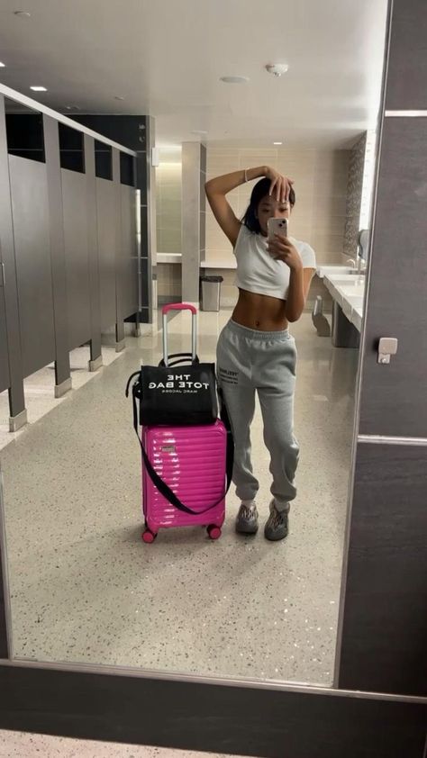 Baddie Airport Outfits, Amazon Travel Essentials, Cute Airport Outfit, Comfy Airport Outfit, Airport Outfit Summer, Air Port Outfit, Air Port, Travel Packing List, Airport Aesthetic