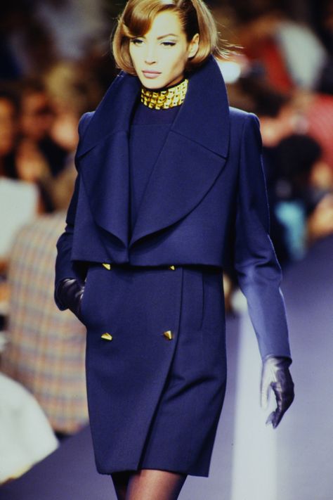 Claude Montana, 90s Runway Fashion, 80s And 90s Fashion, High Fashion Editorial, Women's Shoes Accessories, Vintage Runway, Christy Turlington, Couture Runway, Women's Handbags