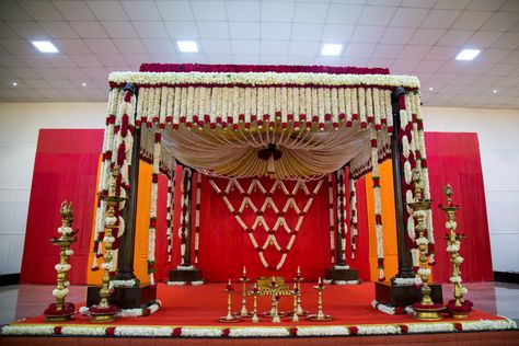 Simple Marriage Decoration Indian, Marriage Stage Decoration Indian Simple, Small Mandapam Decoration, Simple Mandapam Decoration Marriage, Pelli Mandapam Decoration Simple, Marriage Hall Decoration Indian Simple, Simple Mandap Design, Simple Mandap Decor Indian, Mandapam Decoration Marriage