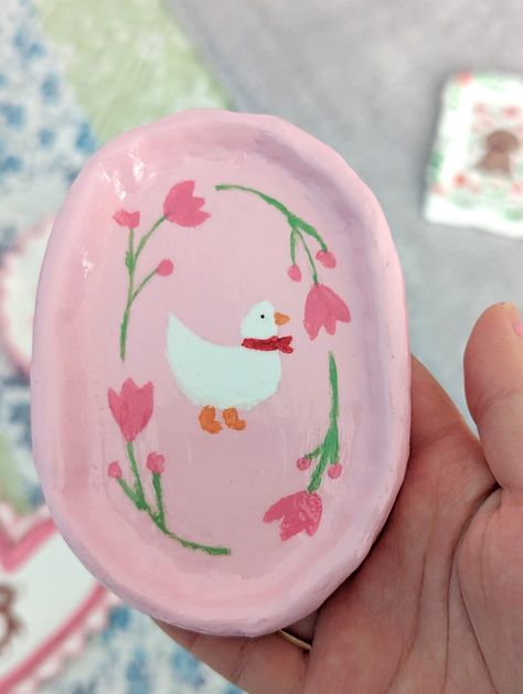 Houses of Tiny on X: "Tulip duck trinket dish 🌷💐🌼 https://t.co/qpzs1a1m7R" / X Pink Trinket Dish, Air Dry Clay Duck, Diy Clay Trinket Dish, Trinket Box Clay, Polymer Clay Trinket Dish, Cute Trinket Dish, Clay Tulip, Clay Trinket Dish, Preppy Birthday