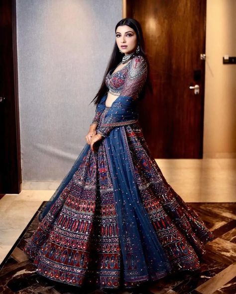 17 Stunning Engagement Lehenga Designs For Brides Engagement Lehenga Designs, Lehenga Design For Engagement, Engagement Dress For Bride, Engagement Lehenga, Engagement Gowns, Indian Wedding Gowns, Indian Outfits Lehenga, Wedding Lehenga Designs, Indian Bride Outfits