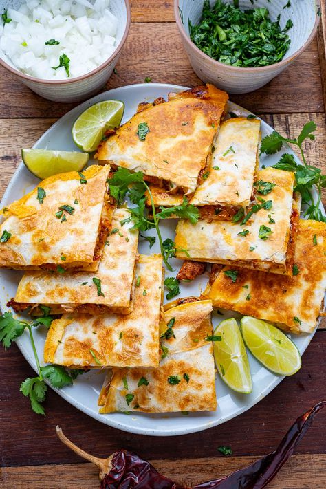 Lunch Quesadilla, Chicken Quesadilla Recipes, Recipe Quesadillas, Mexican Quesadilla Recipes, Chicken Quesadillas Easy, Chicken Al Pastor, Mexican Quesadilla, Mexican Ingredients, Closet Cooking