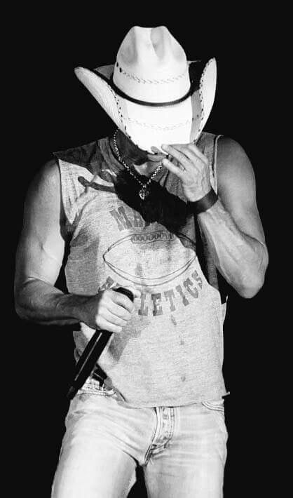 KC Kenny Chesney Quotes, Kenny Chesney Concert, Kenney Chesney, Male Country Singers, No Shoes Nation, Music Pics, Love My Man, Kenny Chesney, Country Music Artists