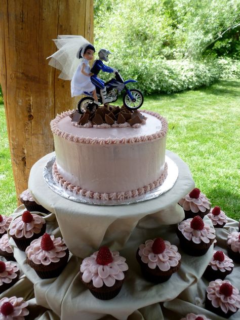 wedding cakes make of cupcakes | baking with alyssa loo: Wedding Cake & Cupcakes Motor Cake Design, Motor Cake, 25th Wedding Anniversary Cakes, Grooms Cake Ideas, Happy Anniversary Wedding, Wedding Cake Cupcakes, Bike Cakes, Bike Wedding, Happy Anniversary Cakes