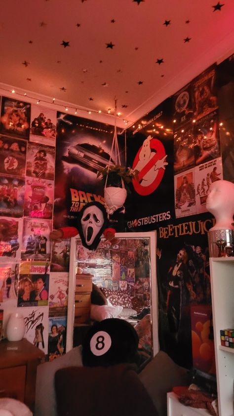 Grunge Indie Aesthetic Room, Room Ideas 80s Vibe, Room Ideas Aesthetic Horror, Room Ideas Rock Aesthetic, Room Inspo Aesthetic Grunge, Indie Rock Room Aesthetic, 80s Rock Room Decor, Room Ideas Aesthetic Grunge Edgy, Indie Grunge Room Aesthetic