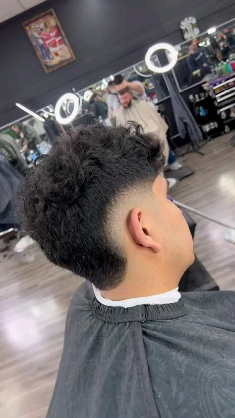 Teenage Boys Haircuts, Mens Haircuts Thick Hair, Burst Fade Mohawk, Taper Fade Short Hair, Haircuts Trending, Teen's Hairstyles, Haircut Curly Hair, Curly Hair Fade, Mens Haircuts Short Hair