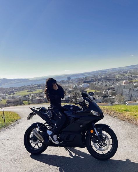 All Black Motorcycle Outfit, Motorcycle Outfit Aesthetic, Yamaha R3 Aesthetic, Motorcycle Girl Outfit, Yamaha R3 Black, R3 Yamaha, Girl Motorcyclist, Motor Balap, Xe Ducati