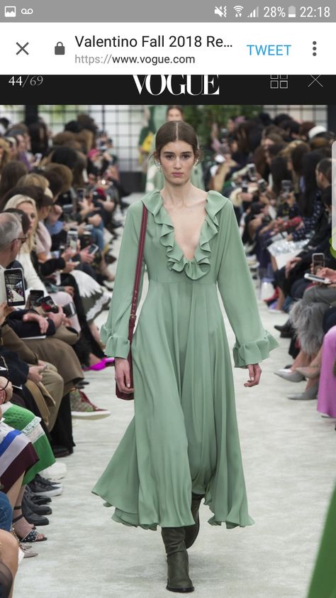 Valentino fall 2018 pfw Pistachio Outfit, Pistachio Dress, Sage Green Outfit, Vogue Fashion Trends, Orange Pistachio, Red Leather Skirt, Valentino Gowns, Colour Trends, Valentino Dress