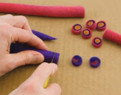 Felted Beads Jewelry, Felt Beads Diy, Felted Jewelry Tutorial, Wet Felted Jewelry, Felted Jewelry Ideas, Felt Jewelry Diy, Needle Felt Jewelry, Wool Jewelry, Felt Jewellery