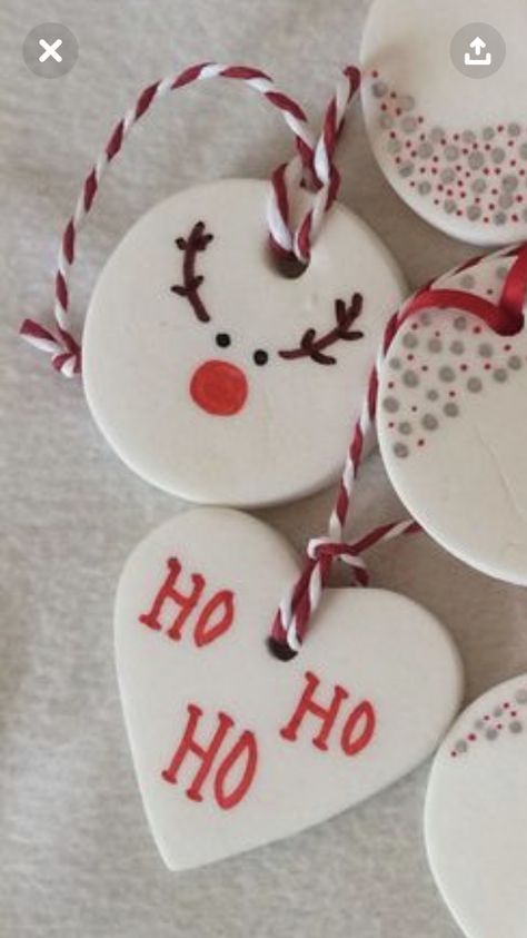 Airclay Ideas Christmas, Christmas Ornaments Ceramic Ideas, Christmas Diy Preschool, Clay Xmas Decorations Diy, Diy Clay Crafts Christmas, Homemade Clay Christmas Decorations, Air Dry Clay Christmas Decorations Kids, Christmas Airdry Clay Ornaments, Christmas Clay Ideas For Kids