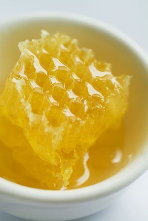 Honeycombs: How to Eat Honeycomb Honey Benefits, Lemon Benefits, Coconut Health Benefits, Greek Cooking, Honey Recipes, Raw Honey, Milk And Honey, Mellow Yellow, Honeycomb