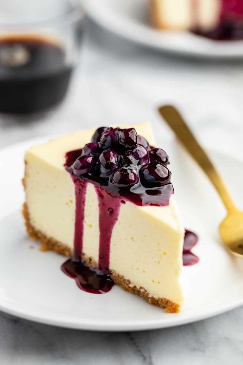 A quick and delicious homemade blueberry sauce that's perfect for topping cheesecakes, pancakes, ice cream and so much more.  #cheesecake #blueberry #dessert Recipe With Graham Cracker Crust, Gooey Desserts, Blueberry Sauce Recipe, Cheesecake Base, Slice Of Cheesecake, Cheese Cake Recipe, Graham Cracker Crust Recipe, Graham Cracker Recipes, Blueberry Topping