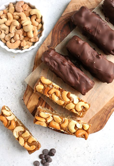 Paleo Vegan Snickers Bars - Real Food with Jessica Aip Desert, Vegan Snickers, Homemade Snickers, Dairy Free Chocolate Chips, Nut Bar, Snickers Bar, Paleo Chocolate, Easy No Bake Desserts, Paleo Vegan