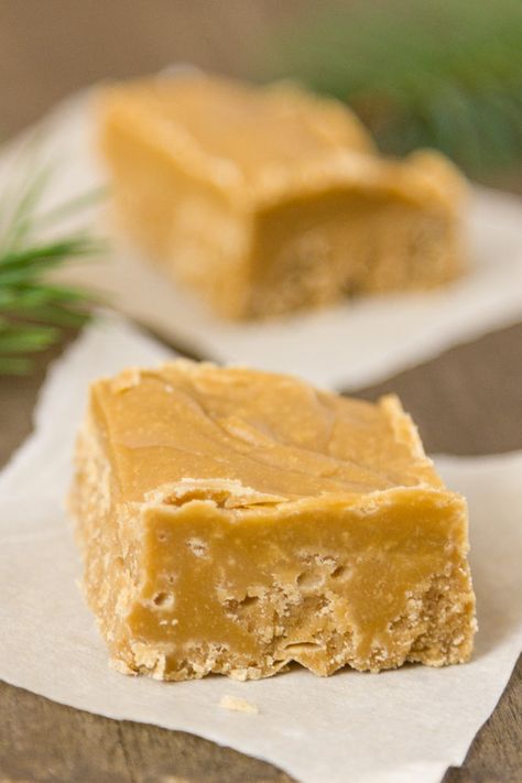 close up of Brown Sugar Fudge on parchment paper Christmas Dessert Tray, Brown Sugar Fudge, Marshmallow Fudge, Maple Fudge, Vanilla Fudge, Fudge Bars, Fudge Recipes Easy, Candy Truffles, Homemade Fudge