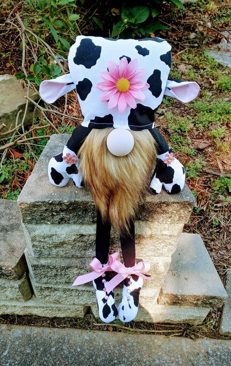 Highland Cow Crafts, Cow Gnome, Cow Crafts, Cow Craft, Garden Gnomes, Diy Gnomes, Gnomes Crafts, Gnome Garden, Highland Cow