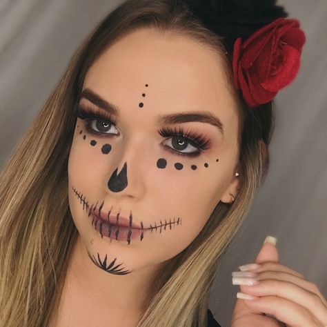 Easy Day Of The Dead Makeup, Catrina Makeup Easy, Make Halloween Simples, Simple Catrina Makeup, Candy Skull Makeup, Easy Skeleton Makeup, Skull Face Makeup, Halloween Makeup Sugar Skull, Mexican Halloween