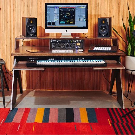 Music Studio Bedroom, Home Studio Desk, Music Desk, Home Recording Studio Setup, Home Studio Ideas, Home Music Rooms, Recording Studio Design, Recording Studio Home, Home Studio Setup