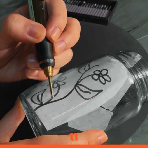 Quick and easy guide to learn how to engrave on glass, with different techniques and ideas to engrave. Step by step guide. Get your engraving pen ready and let's do it. Dremel Engraving, Glass Etching Diy, Etching Tool, Etching Diy, Dremel Tool Projects, Diy Engraving, Pen Projects, Dremel Crafts, Engraving Pen