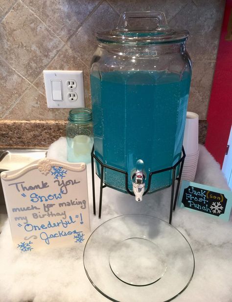 Winter Onederland Party Chili Bar, Winter Onederland Drink Ideas, Snow Flake Birthday Party Ideas, Winter Wonderland Birthday Snacks, Birthday Winter Wonderland Theme, Snowflake Theme Birthday Party, Snow Fun To Be One Birthday, Winter Wonderland Party Snacks, 1st Birthday Party Food Ideas Winter