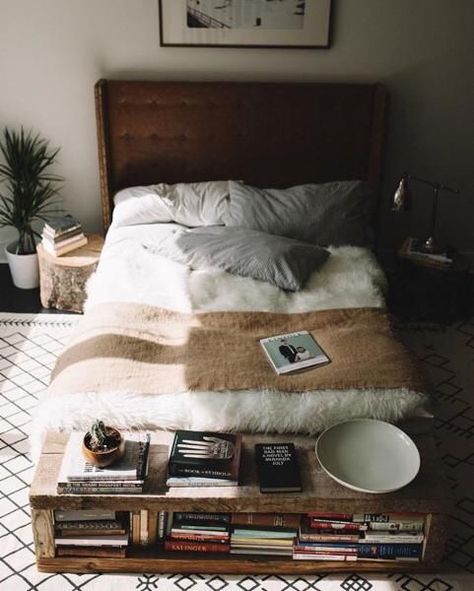 I love the bookcase at the end of the bed!! Dream Bedroom, My New Room, Cozy Bedroom, Apartment Therapy, Home Fashion, Apartment Living, New Room, 인테리어 디자인, Design Interior