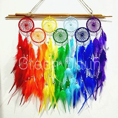 Chakra Dreamcatcher, Rainbow Dream Catcher, Atrapasueños Diy, Mosaic Mirror Frame, Wool Crafts Diy, Dream Catcher Patterns, Dream Catcher Decor, Dream Catcher Art, Dream Catcher Wall