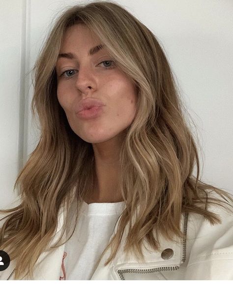 Blonde For Neutral Undertone, Bronde Haircolor Medium Hair, Shoulder Length Bronde Balayage, Cool Tone Dirty Blonde Hair, Medium Length Dark Blonde Hair, Natural Dark Blonde Hair With Highlights, Cold Light Brown Hair, Mousey Blonde Hair, Sand Balayage