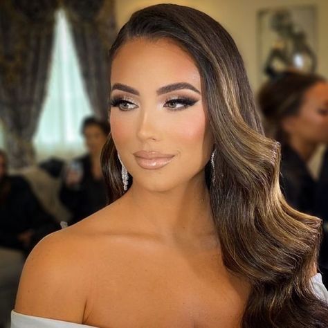 Era Beauty USA | Spray Makeup on Instagram: "Era Beauty is the perfect touch for lovely bridal makeup 🖤 Shades used here are R4 & R6 MUA: @lauren_damelio Hair stylist: @senadakxo #bridalmakeup #weddingmakeup #glam # beauty" Maid Of Honor Makeup, Spray Makeup, Face Foundation, Kids Curly Hairstyles, Makeup Shades, Makeup Spray, Beauty Stuff, Glam Makeup, Hair Mask