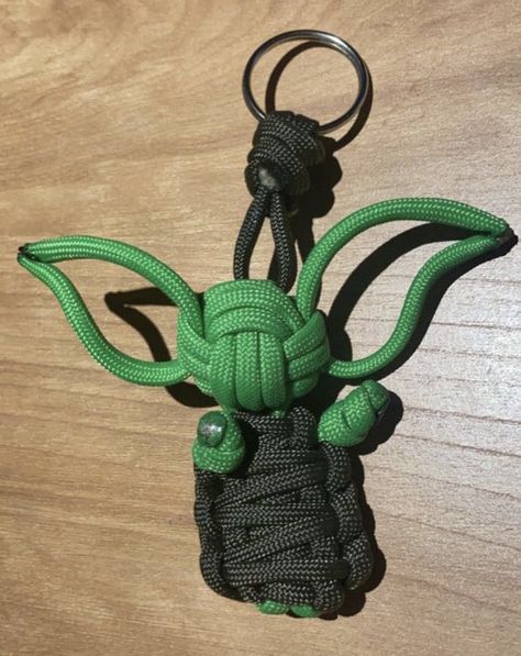 Saw the tutorial in another pinterest pin and decided to try it. It looks so cute! Yoda Paracord, Paracord Keychain Tutorial, Diy Baby Yoda, Yoda Keychain, Paracord Jig, Keychain Tutorial, Paracord Ideas, Paracord Braids, Paracord Diy