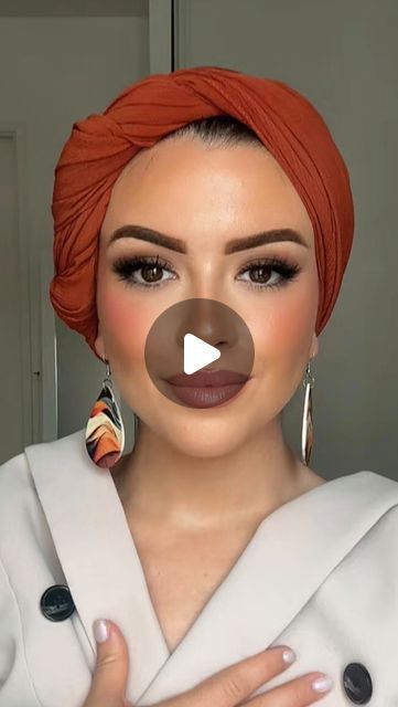 MAKE UP BY CALI 🍉 on Instagram: "Autumn vibes 🍂🍁 

tutorial turban for this Autumn 🤎

#makeup #makeupartist #mua #tutorial #turbanista #turbanstyle #autumnvibes #fall #autumncolors #reels #instagood #instagram #instareels #reelsinstagram #fallreels #ootd" Mua Tutorial, Tutorial Turban, Turbans For Women, Autumn Makeup, Turban Tutorial, Head Scarf Tying, Hair Scarf Styles, Instagram Autumn, Advanced Style