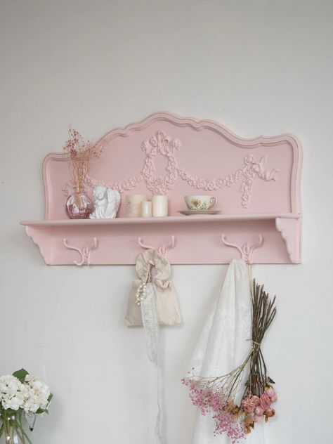 Pink Vintage Bathroom, Girly Kitchen Decor, Retro Shelf, Paris Room Decor, Retro Shelves, Popsicle Stick Crafts House, Wall Mount Storage, Paris Rooms, Pink Art Deco