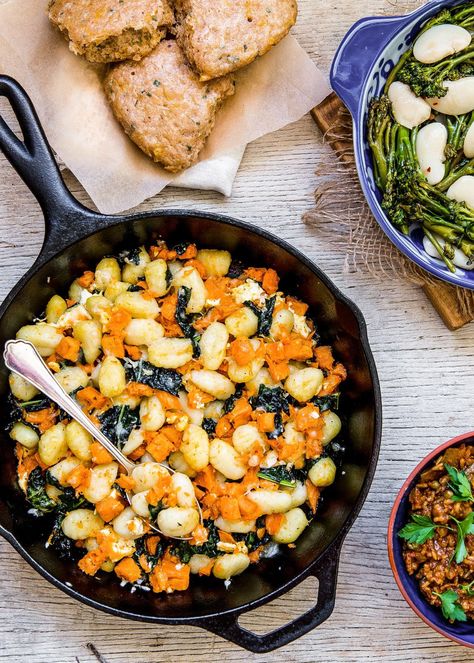 A cast iron skillet is a beautiful tool for any kitchen. While cast iron is often associated with rendering bacon and making meat-heavy dishes, this week I want to show you its vegetarian possibilities. From a simple egg-bake to decadent crowd-pleasing brownies, this meal plan is sure to add a whole new element to your cast iron cooking. It includes four weeknight dinners to fill out your meal rotation, plus one very serious dessert! Iron Skillet Recipes, Cast Iron Skillet Recipes, Meatless Dinner, Cast Iron Recipes, Vegetarian Dinners, Skillet Meals, Cast Iron Cooking, Cast Iron Skillet, Iron Skillet