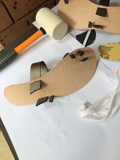 Diy Leather Sandals, Make Your Own Shoes, Diy Sandals, Sandals Patterns, Boho Shoes, Leather Craft Projects, Shoe Crafts, Leather Sandals Handmade, Diy For Men