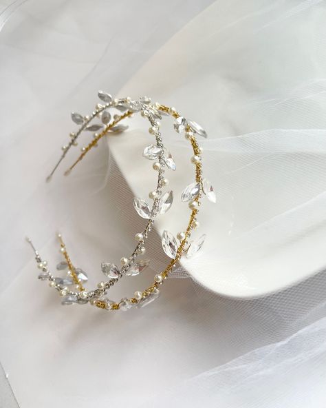 Simplicity meets elegance with our bridal headband, now available in both gold and silver! The perfect finishing touch for your special day. ✨👰 #BridalHeadband #GoldAndSilver #WeddingAccessories #ElegantBride #BridalStyle #WeddingDayLook #SimpleElegance #BridalInspiration #bridalfashion Pearl Bridal Headband, Headpiece Jewelry, Bride Hair Accessories, Gold Headband, Handmade Jewelry Tutorials, Elegant Bride, Bridal Look, Pearl Headband, Bridal Crown