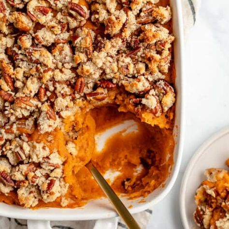 Vegan Sweet Potato Casserole with Maple Pecan Topping - Jessica in the Kitchen Pecan Sweet Potato Casserole, Jessica In The Kitchen, Sweet Potato Casserole Healthy, Vegan Sweet Potato Casserole, Sweet Potato Side Dish, Sweet Potato Sides, Sweet Potato Casserole Easy, Xmas Recipes, Pecan Topping