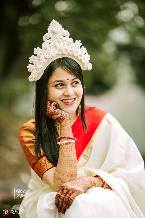 Bride Single Poses, Haldi Poses For Bride, Haldi Bride, Haldi Poses, Bride Morning, Haldi Photoshoot, Single Poses, Poses For Bride, Haldi Ceremony Outfit