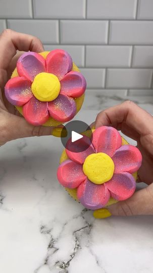 Piping Flowers On Cake, How To Pipe Flowers On Cupcakes, Easy Cupcakes Decoration, Buttercream Techniques, Groovy Party, Piping Tip, Decorated Cupcakes, Rachel Lindsay, Piping Flowers