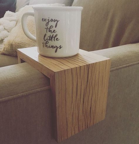 We’ve all tried to balance our coffee or wine on couch cushions with the same result. A few cuss words and a more than likely stain😂🙈 Take a few minutes to make this and alleviate ONE problem in your life Sofa Arm Table, Diy Hanging Shelves, Wine Bottle Diy Crafts, Mason Jar Crafts Diy, Wine Bottle Diy, Table Diy, Gifting Ideas, Diy Sofa, Mason Jar Lighting